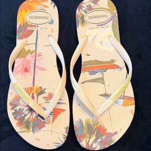 Havaianas Women's Sandals - Cream with Floral Design